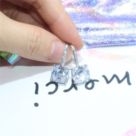 18K White Gold Cushion Diamond Drop Earrings B9 - Picture 4 of 4